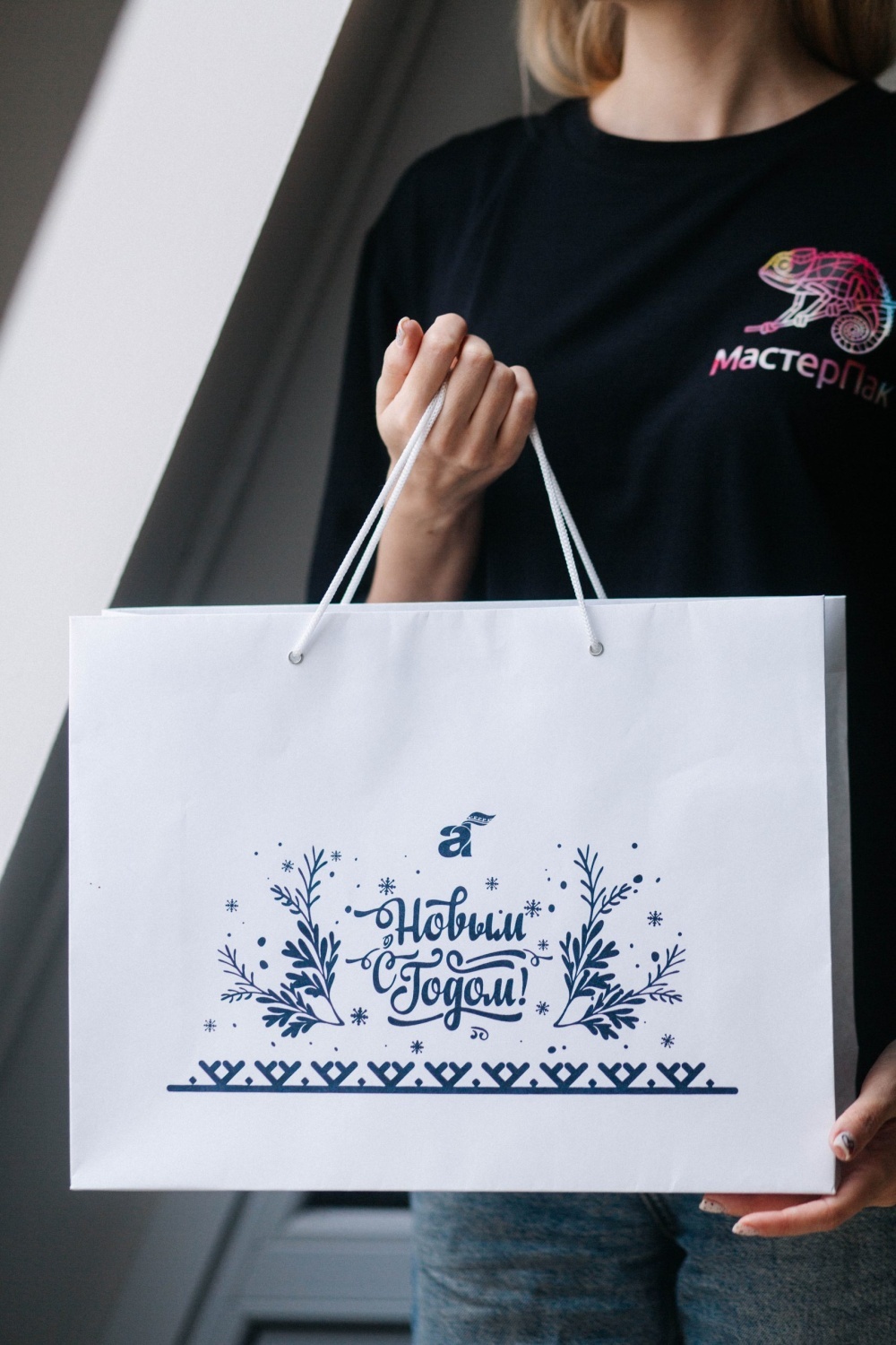 Крафт пакет, плоские ручки, 32*20*37 см (ш*г*в), белый 80 гр.